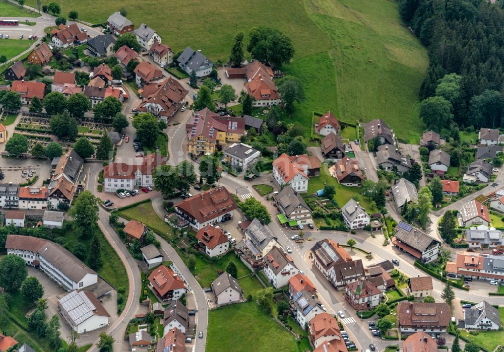 Luftbild Sankt Märgen - Ortsansicht am Rande von landwirtschaftlichen Feldern im Schwarzwald in Sankt Märgen im Bundesland Baden-Württemberg, Deutschland