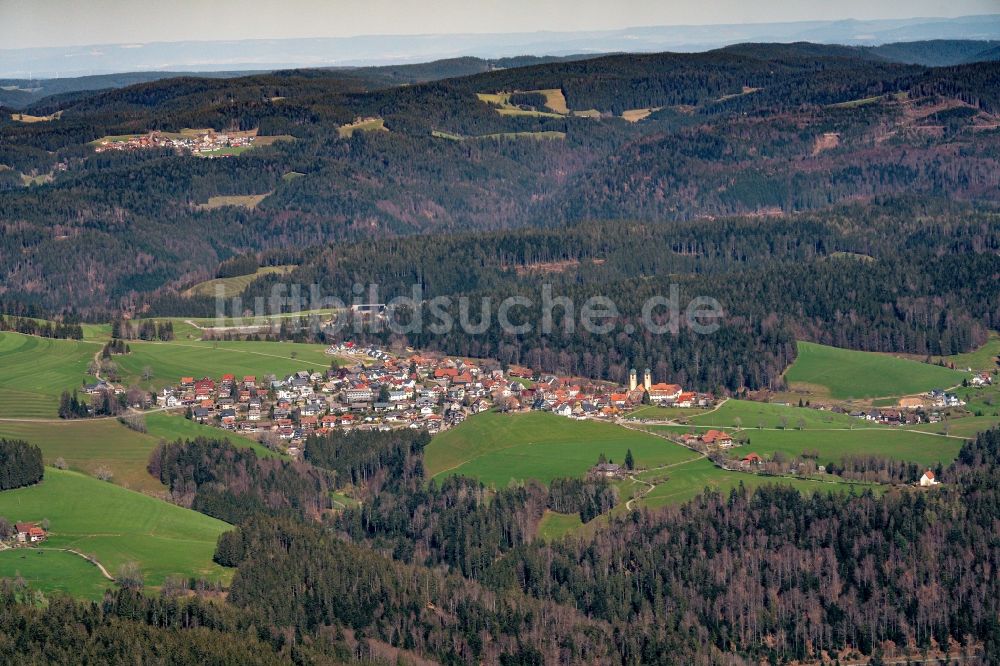 Sankt Märgen von oben - Ortsansicht am Rande von landwirtschaftlichen Feldern im Schwarzwald in Sankt Märgen im Bundesland Baden-Württemberg, Deutschland
