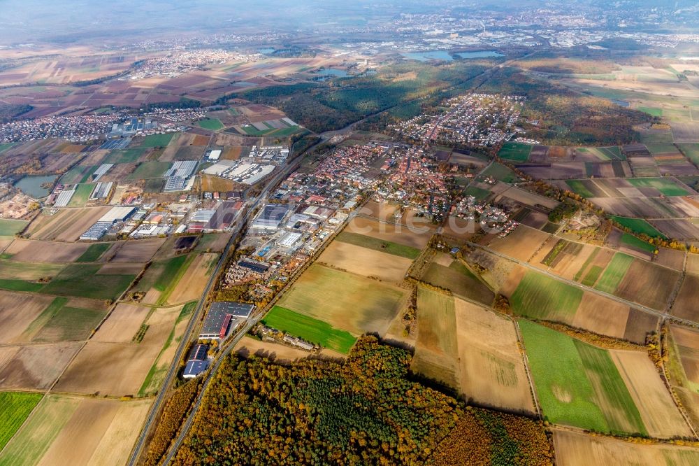 Schwebheim von oben - Ortsansicht am Rande von landwirtschaftlichen Feldern in Schwebheim im Bundesland Bayern, Deutschland