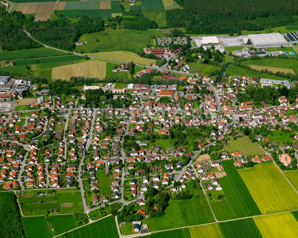 Luftaufnahme Schwendi - Ortsansicht am Rande von landwirtschaftlichen Feldern in Schwendi im Bundesland Baden-Württemberg, Deutschland
