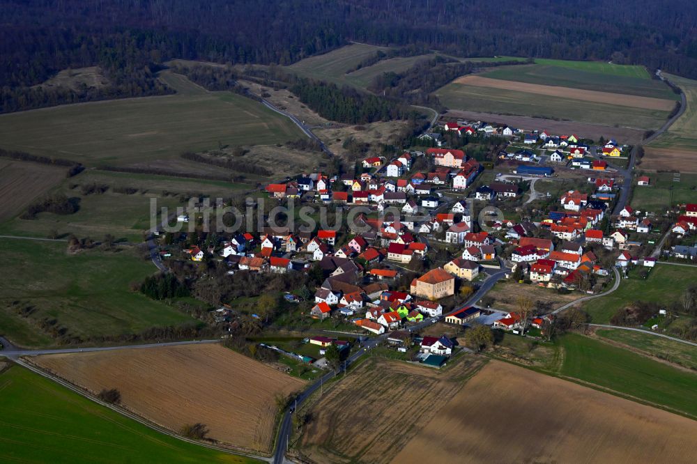 Luftaufnahme Schwickershausen - Ortsansicht am Rande von landwirtschaftlichen Feldern in Schwickershausen im Bundesland Thüringen, Deutschland