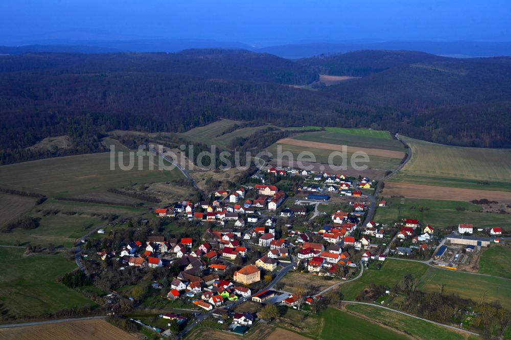 Schwickershausen von oben - Ortsansicht am Rande von landwirtschaftlichen Feldern in Schwickershausen im Bundesland Thüringen, Deutschland