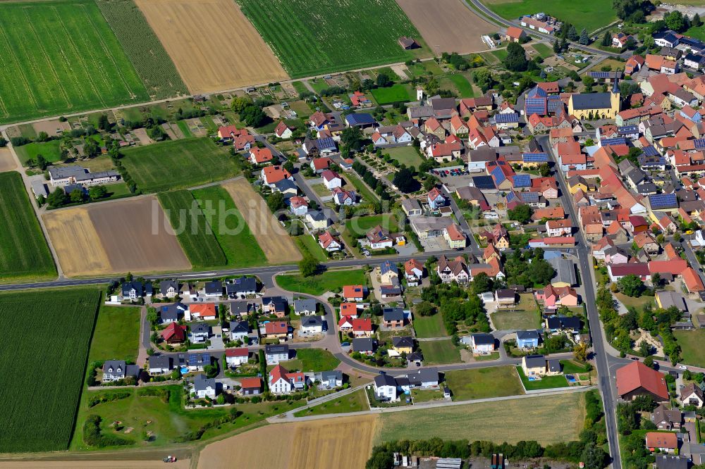 Seligenstadt von oben - Ortsansicht am Rande von landwirtschaftlichen Feldern in Seligenstadt im Bundesland Bayern, Deutschland