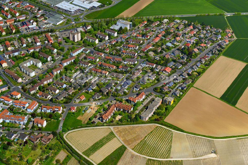 Siedlung aus der Vogelperspektive: Ortsansicht am Rande von landwirtschaftlichen Feldern in Siedlung im Bundesland Bayern, Deutschland