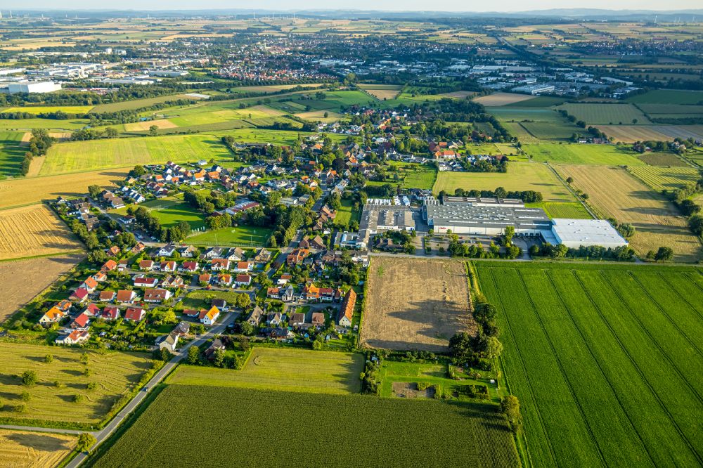 Sönnern aus der Vogelperspektive: Ortsansicht am Rande von landwirtschaftlichen Feldern in Sönnern im Bundesland Nordrhein-Westfalen, Deutschland