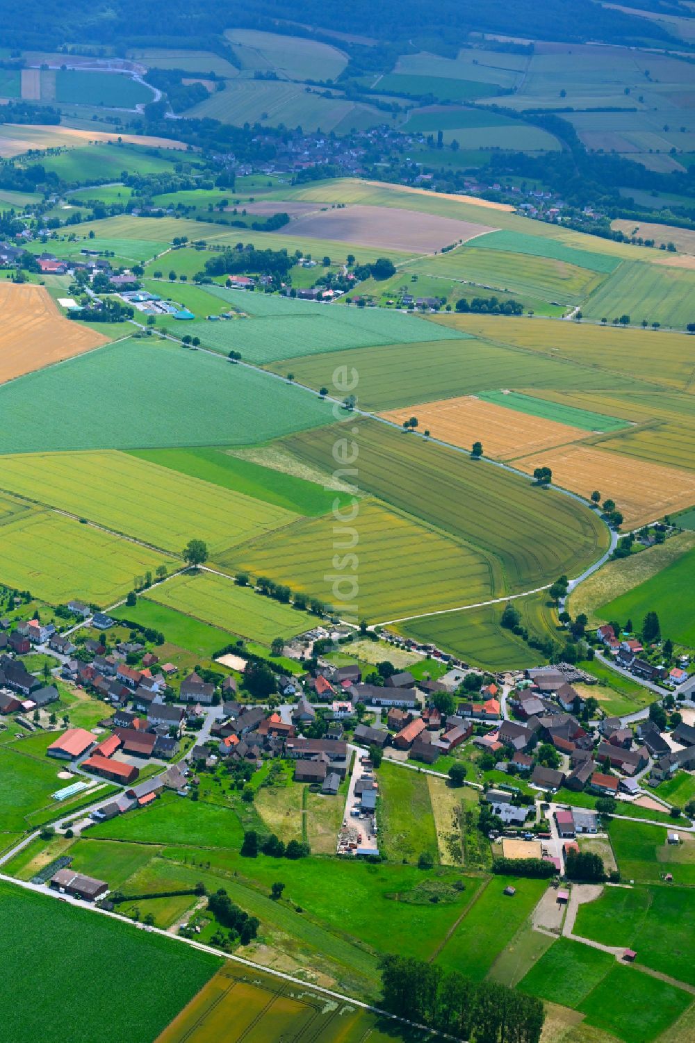 Luftaufnahme Solling - Ortsansicht am Rande von landwirtschaftlichen Feldern in Solling im Bundesland Niedersachsen, Deutschland