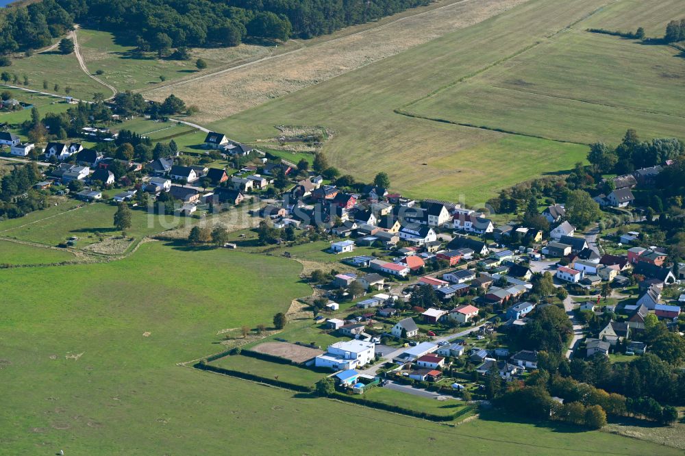 Luftbild Kröslin - Ortsansicht am Rande von landwirtschaftlichen Feldern von Spandowerhagen an der küste der Ostsee im Bundesland Mecklenburg-Vorpommern, Deutschland