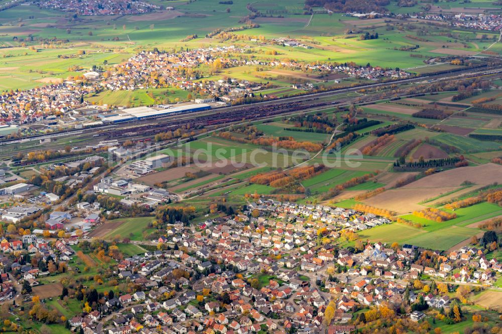 Offenburg von oben - Ortsansicht am Rande von landwirtschaftlichen Feldern und Sportplätzen im Ortsteil Bühl in Offenburg im Bundesland Baden-Württemberg, Deutschland