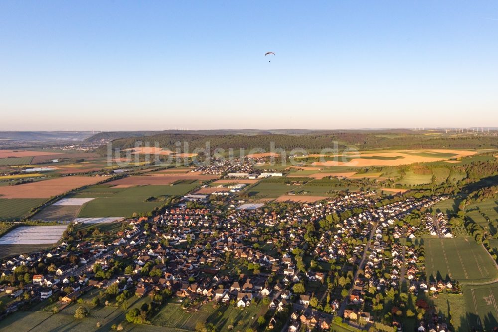 Stahle aus der Vogelperspektive: Ortsansicht am Rande von landwirtschaftlichen Feldern in Stahle im Bundesland Nordrhein-Westfalen, Deutschland