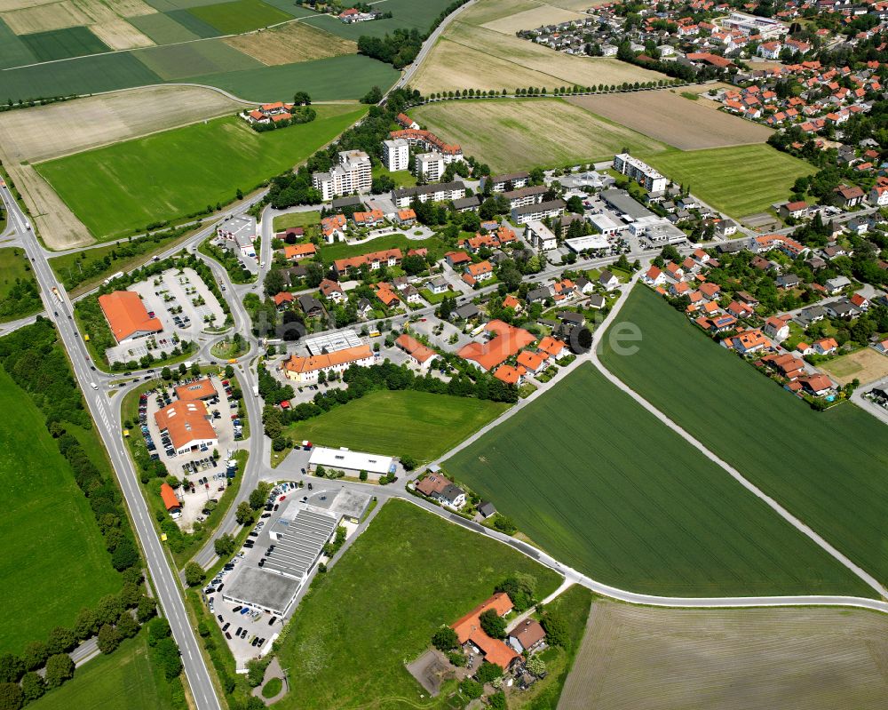 Luftaufnahme Staudham - Ortsansicht am Rande von landwirtschaftlichen Feldern in Staudham im Bundesland Bayern, Deutschland