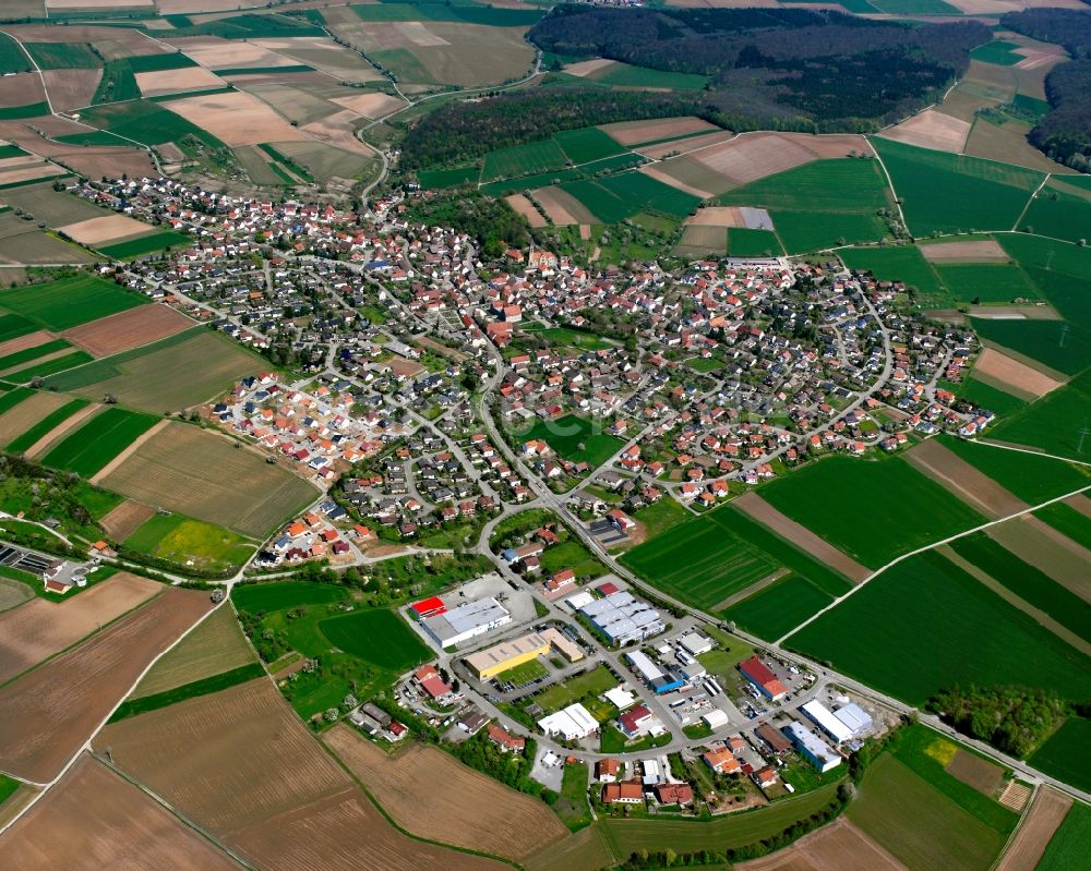 Luftaufnahme Stein am Kocher - Ortsansicht am Rande von landwirtschaftlichen Feldern in Stein am Kocher im Bundesland Baden-Württemberg, Deutschland