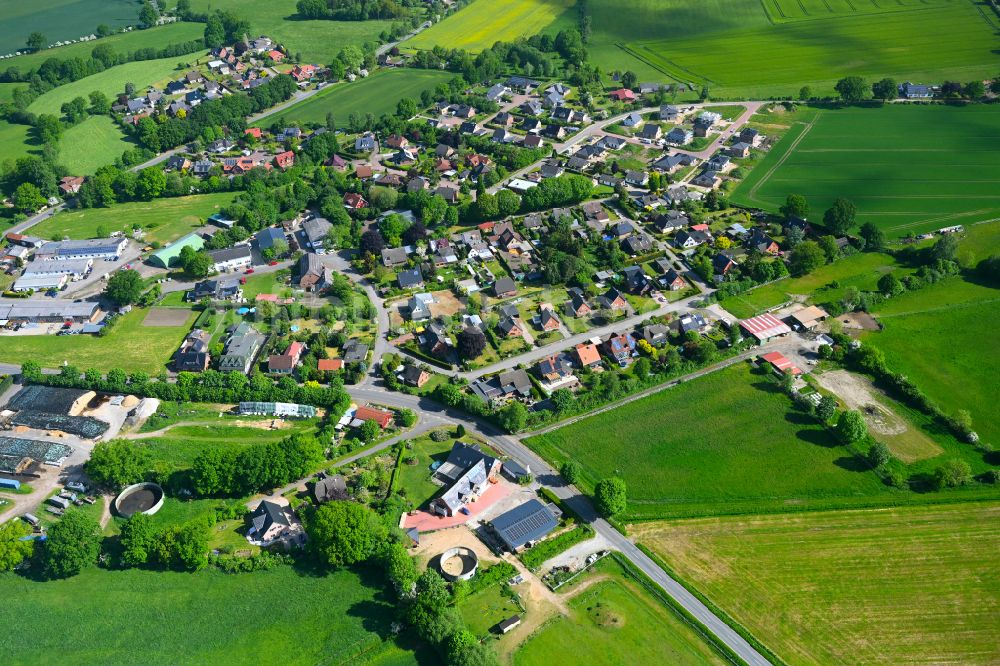 Luftaufnahme Stuvenborn - Ortsansicht am Rande von landwirtschaftlichen Feldern in Stuvenborn im Bundesland Schleswig-Holstein, Deutschland