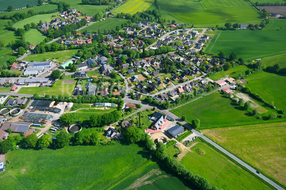 Stuvenborn von oben - Ortsansicht am Rande von landwirtschaftlichen Feldern in Stuvenborn im Bundesland Schleswig-Holstein, Deutschland