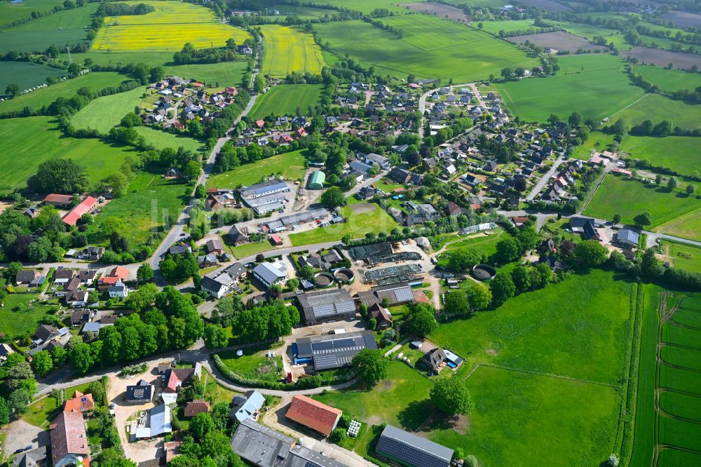 Luftbild Stuvenborn - Ortsansicht am Rande von landwirtschaftlichen Feldern in Stuvenborn im Bundesland Schleswig-Holstein, Deutschland