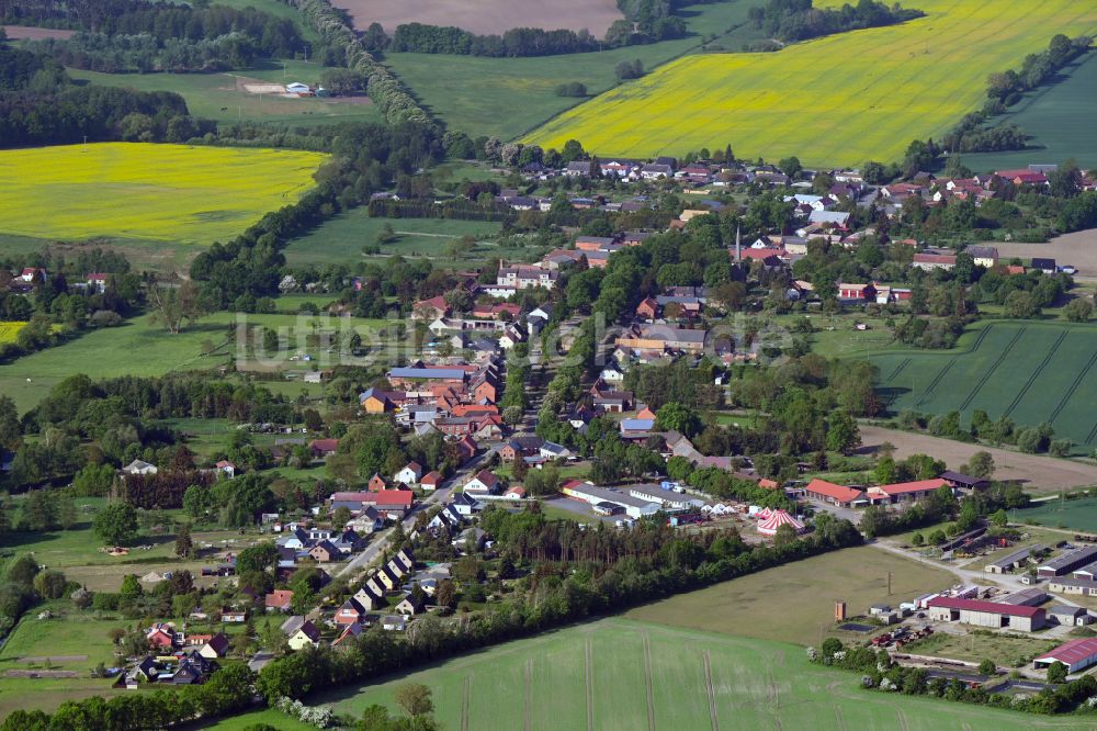 Luftbild Suckow - Ortsansicht am Rande von landwirtschaftlichen Feldern in Suckow im Bundesland Mecklenburg-Vorpommern, Deutschland