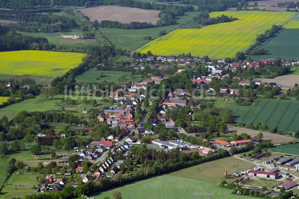 Luftaufnahme Suckow - Ortsansicht am Rande von landwirtschaftlichen Feldern in Suckow im Bundesland Mecklenburg-Vorpommern, Deutschland
