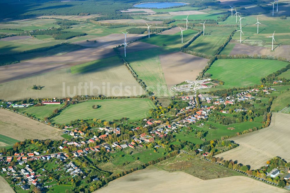 Luftaufnahme Suckow - Ortsansicht am Rande von landwirtschaftlichen Feldern in Suckow im Bundesland Mecklenburg-Vorpommern, Deutschland