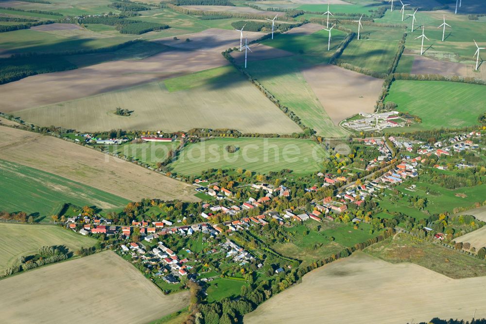 Suckow von oben - Ortsansicht am Rande von landwirtschaftlichen Feldern in Suckow im Bundesland Mecklenburg-Vorpommern, Deutschland