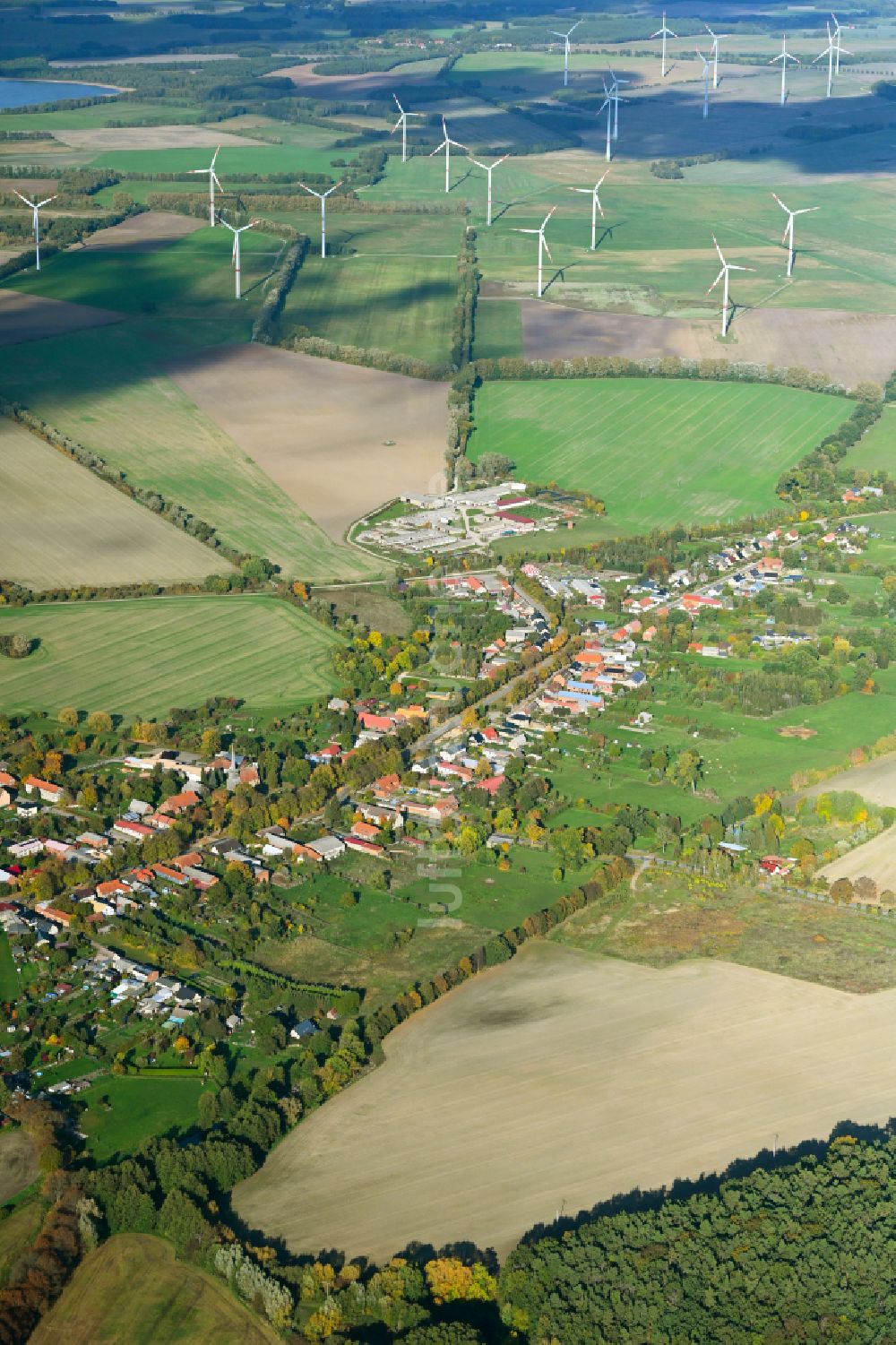 Suckow aus der Vogelperspektive: Ortsansicht am Rande von landwirtschaftlichen Feldern in Suckow im Bundesland Mecklenburg-Vorpommern, Deutschland