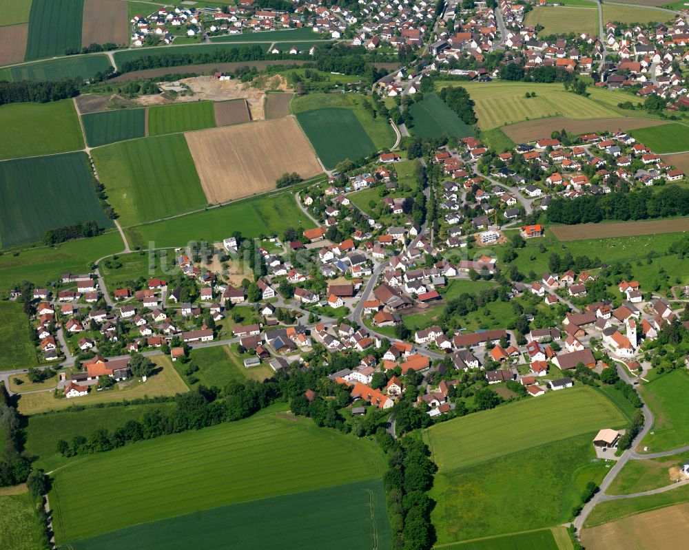 Sulmingen von oben - Ortsansicht am Rande von landwirtschaftlichen Feldern in Sulmingen im Bundesland Baden-Württemberg, Deutschland