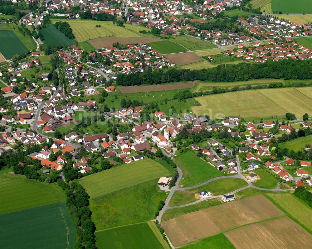 Sulmingen aus der Vogelperspektive: Ortsansicht am Rande von landwirtschaftlichen Feldern in Sulmingen im Bundesland Baden-Württemberg, Deutschland