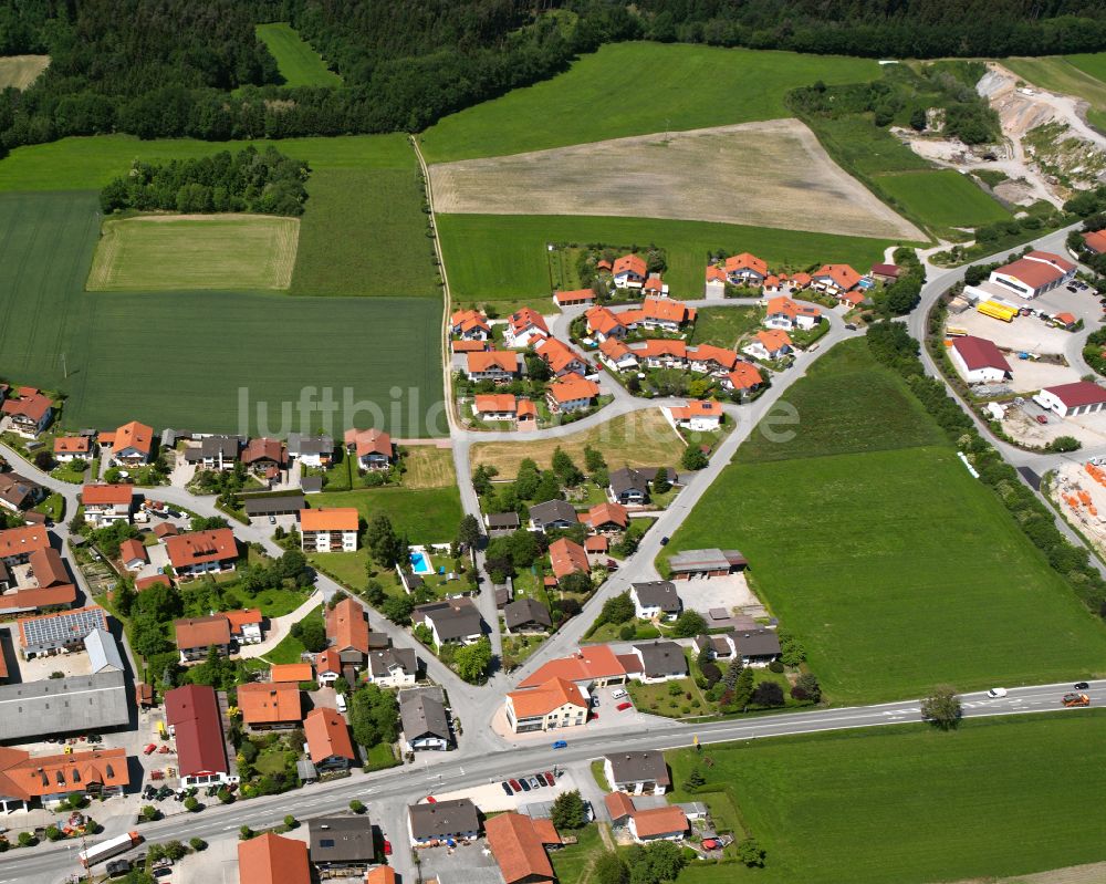 Teising aus der Vogelperspektive: Ortsansicht am Rande von landwirtschaftlichen Feldern in Teising im Bundesland Bayern, Deutschland