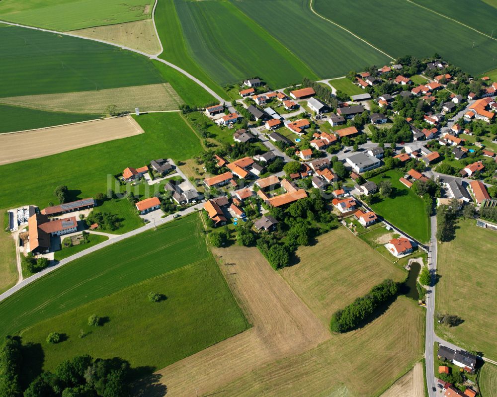 Luftaufnahme Tyrlaching - Ortsansicht am Rande von landwirtschaftlichen Feldern in Tyrlaching im Bundesland Bayern, Deutschland
