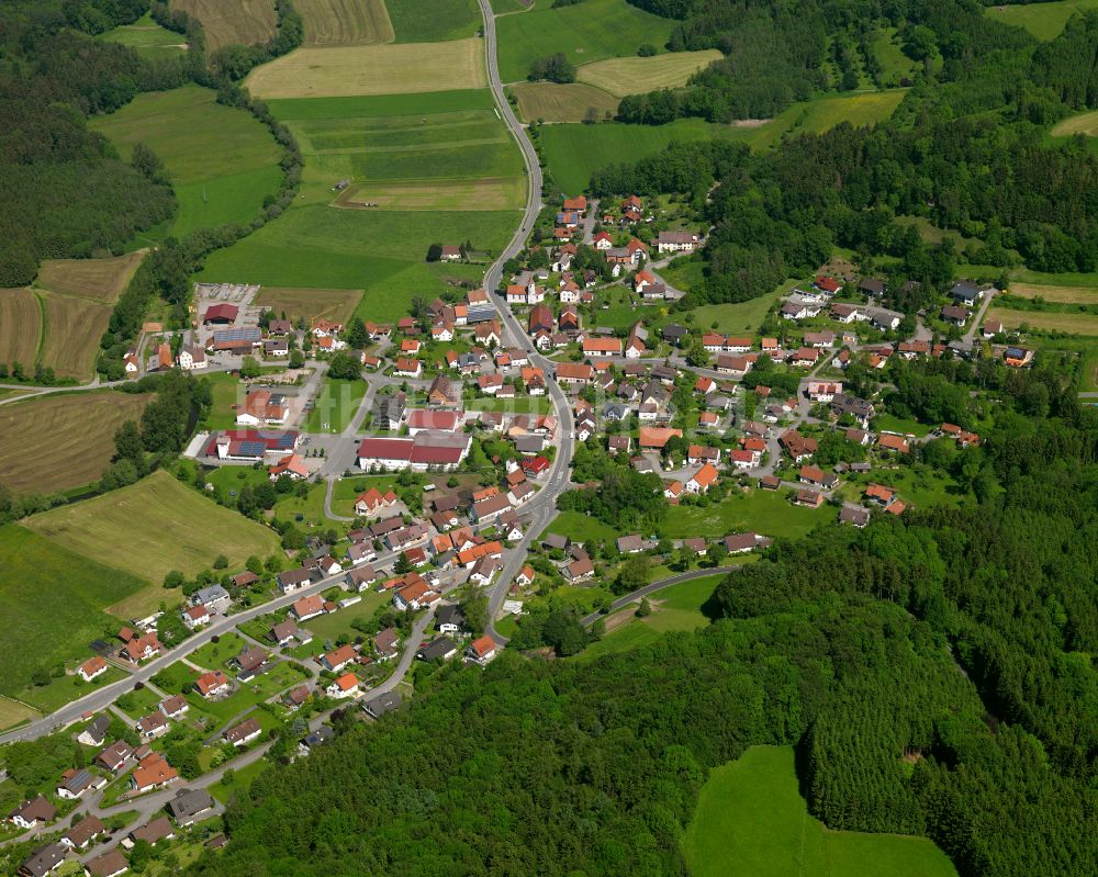 Ummendorf von oben - Ortsansicht am Rande von landwirtschaftlichen Feldern in Ummendorf im Bundesland Baden-Württemberg, Deutschland