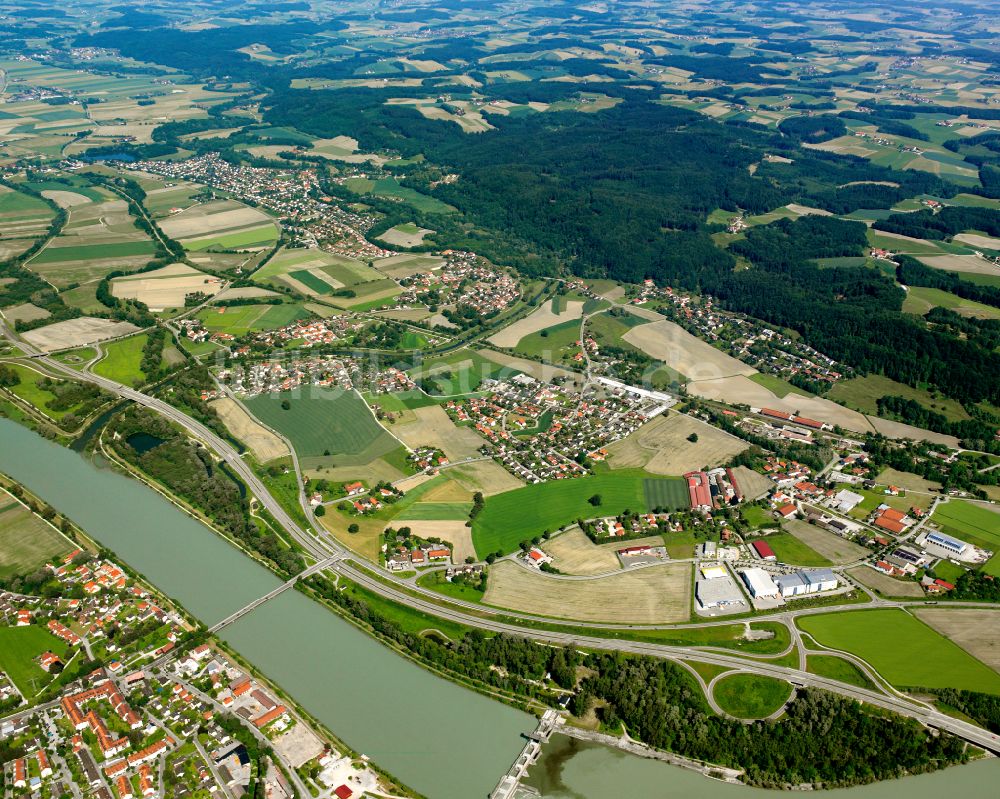 Luftaufnahme Unterau - Ortsansicht am Rande von landwirtschaftlichen Feldern in Unterau im Bundesland Bayern, Deutschland