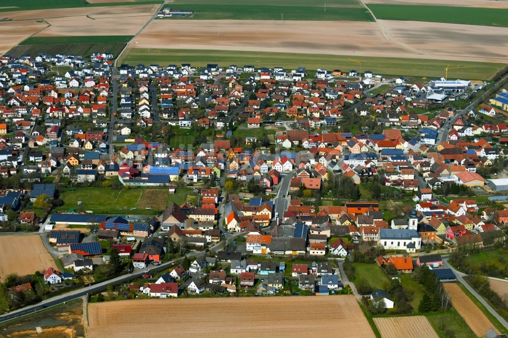 Unterpleichfeld von oben - Ortsansicht am Rande von landwirtschaftlichen Feldern in Unterpleichfeld im Bundesland Bayern, Deutschland