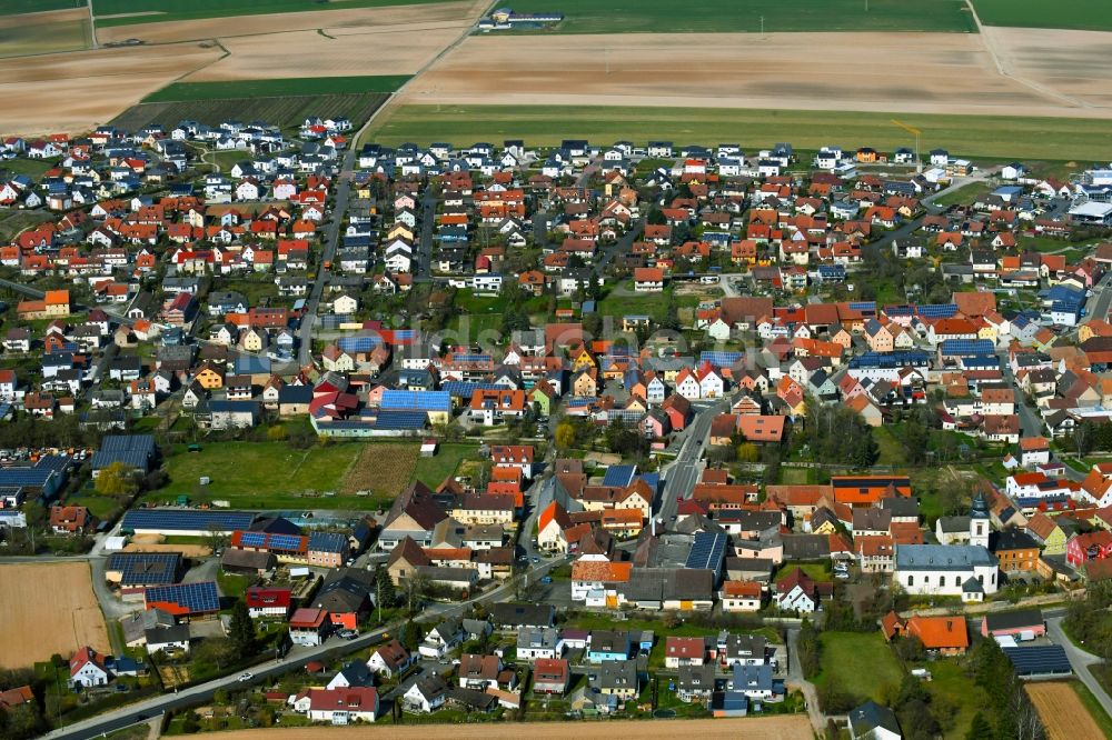 Unterpleichfeld aus der Vogelperspektive: Ortsansicht am Rande von landwirtschaftlichen Feldern in Unterpleichfeld im Bundesland Bayern, Deutschland