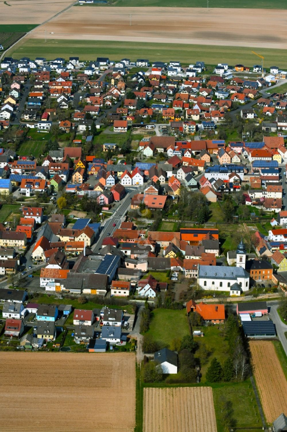 Luftbild Unterpleichfeld - Ortsansicht am Rande von landwirtschaftlichen Feldern in Unterpleichfeld im Bundesland Bayern, Deutschland
