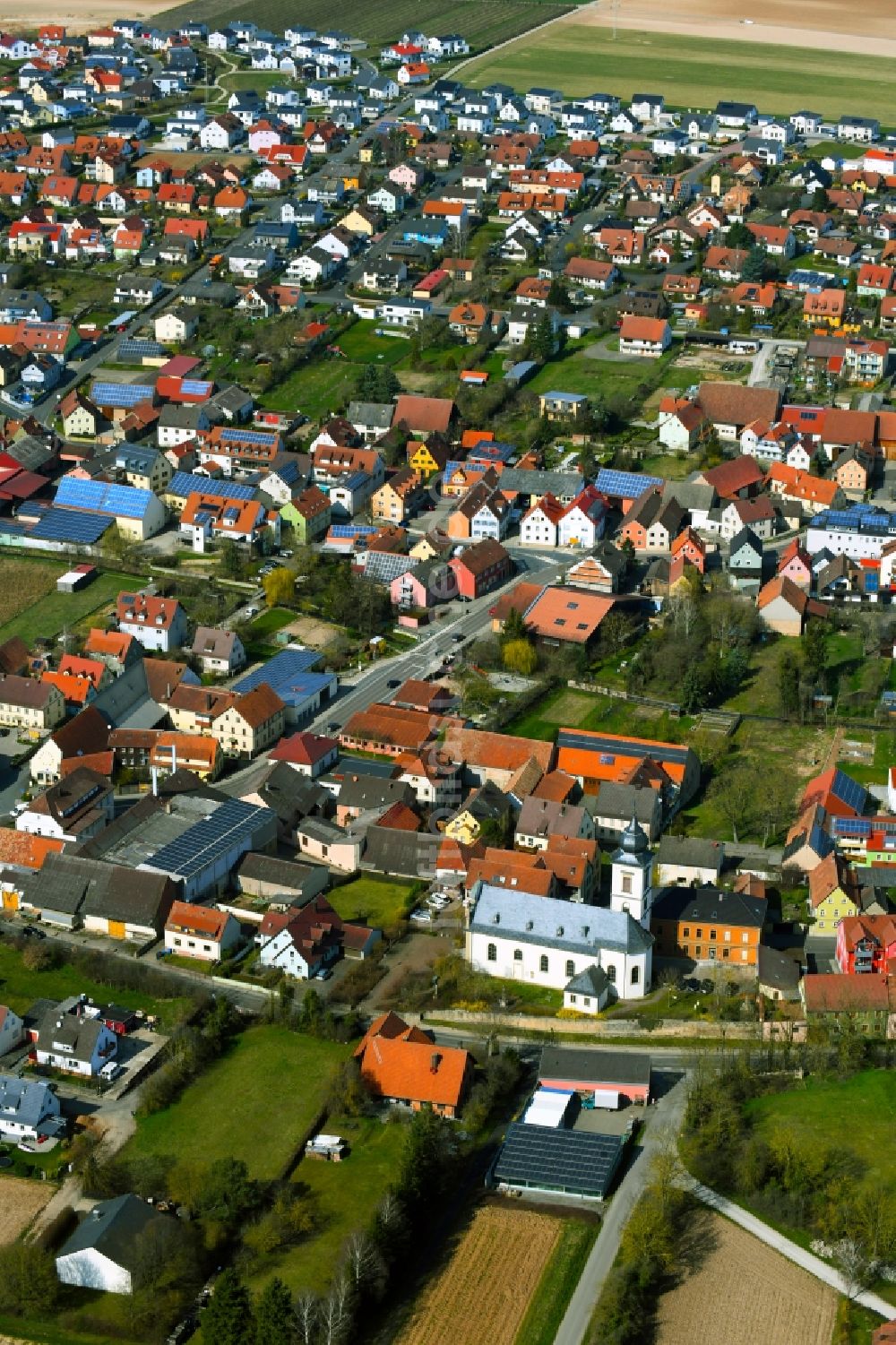 Luftaufnahme Unterpleichfeld - Ortsansicht am Rande von landwirtschaftlichen Feldern in Unterpleichfeld im Bundesland Bayern, Deutschland