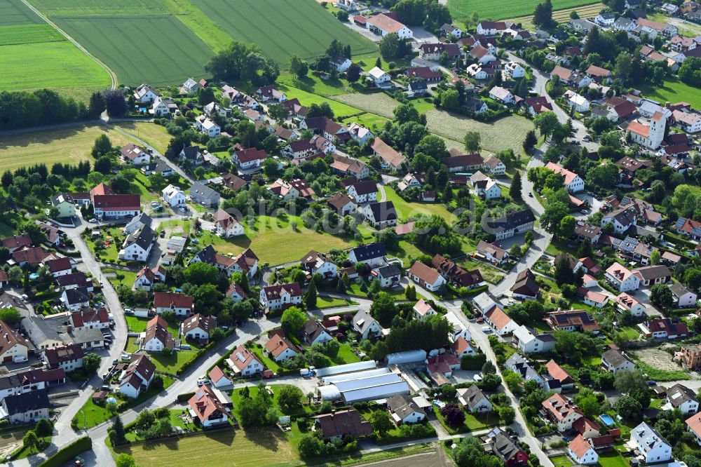 Unterschweinbach von oben - Ortsansicht am Rande von landwirtschaftlichen Feldern in Unterschweinbach im Bundesland Bayern, Deutschland