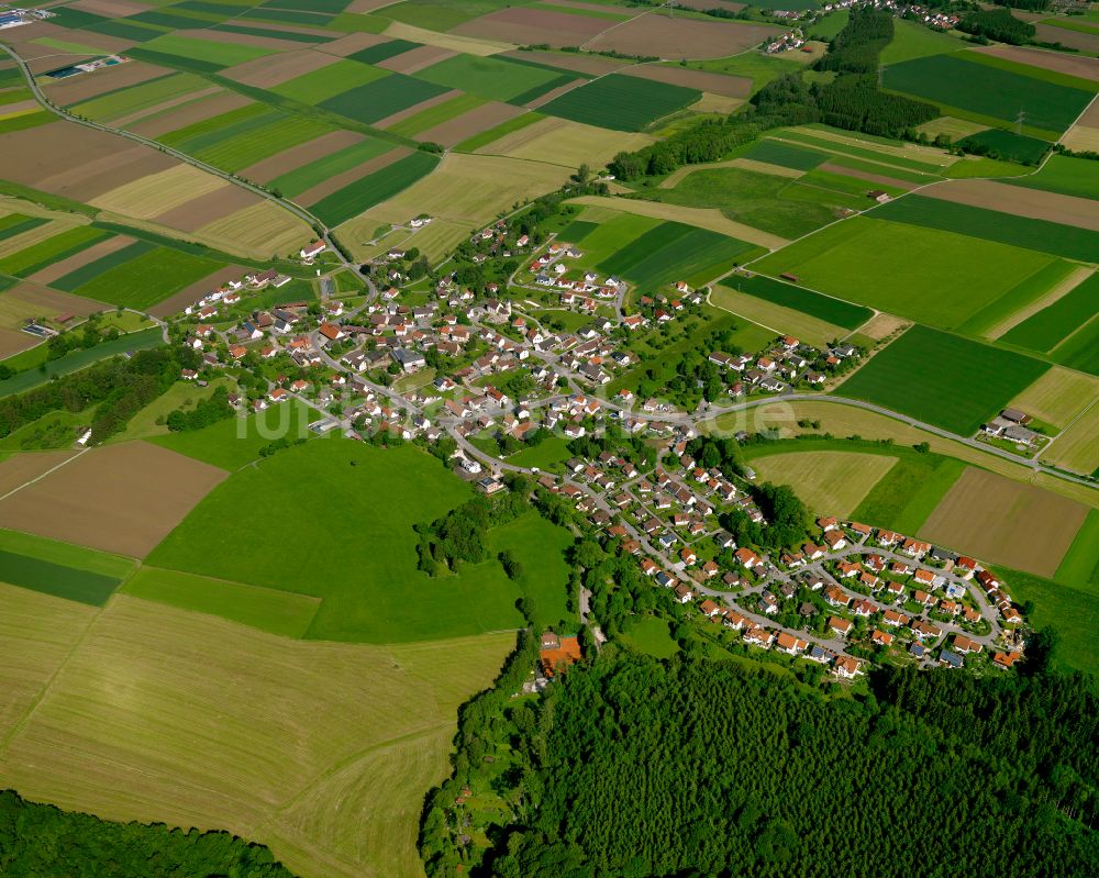 Luftbild Untersulmetingen - Ortsansicht am Rande von landwirtschaftlichen Feldern in Untersulmetingen im Bundesland Baden-Württemberg, Deutschland
