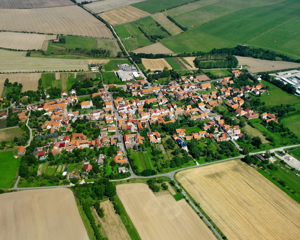 Urbach aus der Vogelperspektive: Ortsansicht am Rande von landwirtschaftlichen Feldern in Urbach im Bundesland Thüringen, Deutschland