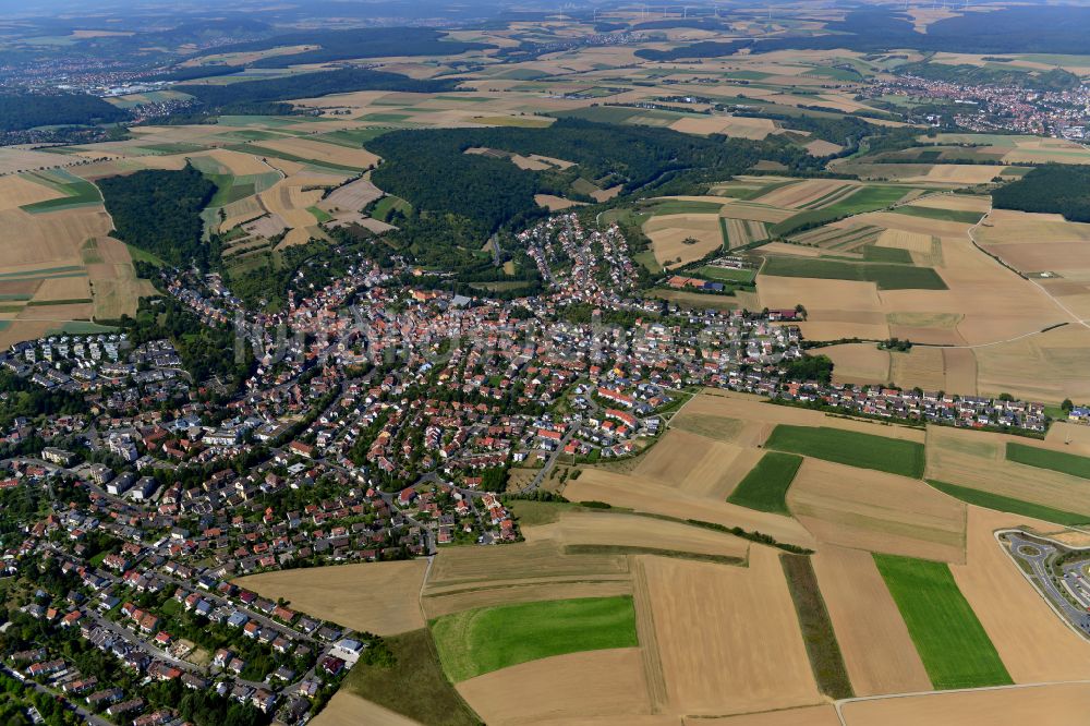 Luftaufnahme Versbach - Ortsansicht am Rande von landwirtschaftlichen Feldern in Versbach im Bundesland Bayern, Deutschland