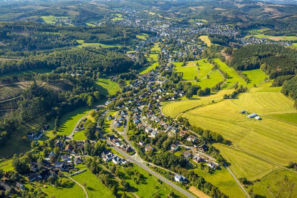 Vormwald aus der Vogelperspektive: Ortsansicht am Rande von landwirtschaftlichen Feldern in Vormwald im Bundesland Nordrhein-Westfalen, Deutschland