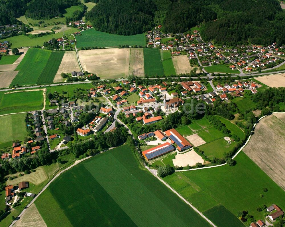 Luftbild Waltersdorf - Ortsansicht am Rande von landwirtschaftlichen Feldern in Waltersdorf im Bundesland Bayern, Deutschland