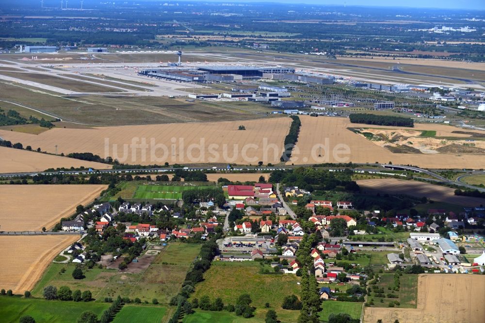 Luftbild Waltersdorf - Ortsansicht am Rande von landwirtschaftlichen Feldern in Waltersdorf im Bundesland Brandenburg, Deutschland
