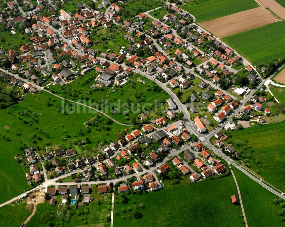 Luftaufnahme Wangen - Ortsansicht am Rande von landwirtschaftlichen Feldern in Wangen im Bundesland Baden-Württemberg, Deutschland