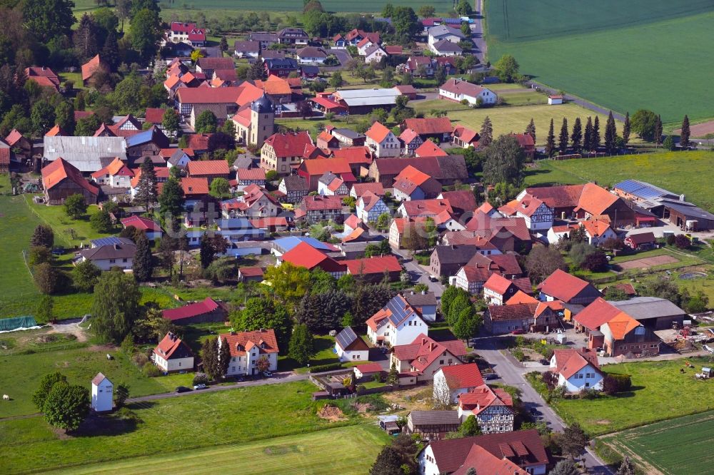 Wehrda von oben - Ortsansicht am Rande von landwirtschaftlichen Feldern in Wehrda im Bundesland Hessen, Deutschland