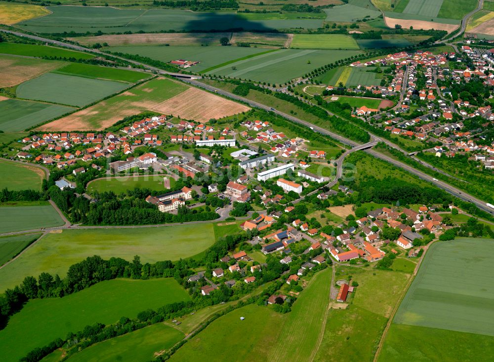 Luftaufnahme Weierhof - Ortsansicht am Rande von landwirtschaftlichen Feldern in Weierhof im Bundesland Rheinland-Pfalz, Deutschland