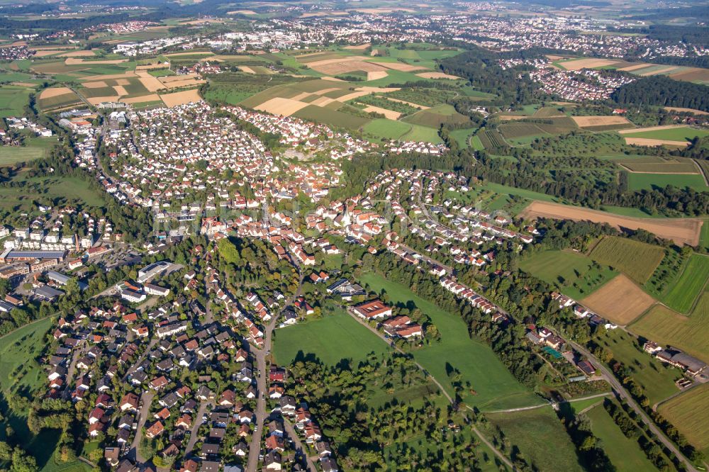 Weissach im Tal von oben - Ortsansicht am Rande von landwirtschaftlichen Feldern in Weissach im Tal im Bundesland Baden-Württemberg, Deutschland
