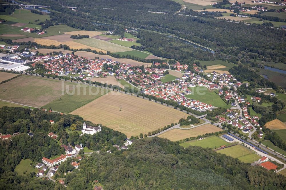 Luftaufnahme Weixerau - Ortsansicht am Rande von landwirtschaftlichen Feldern in Weixerau im Bundesland Bayern, Deutschland