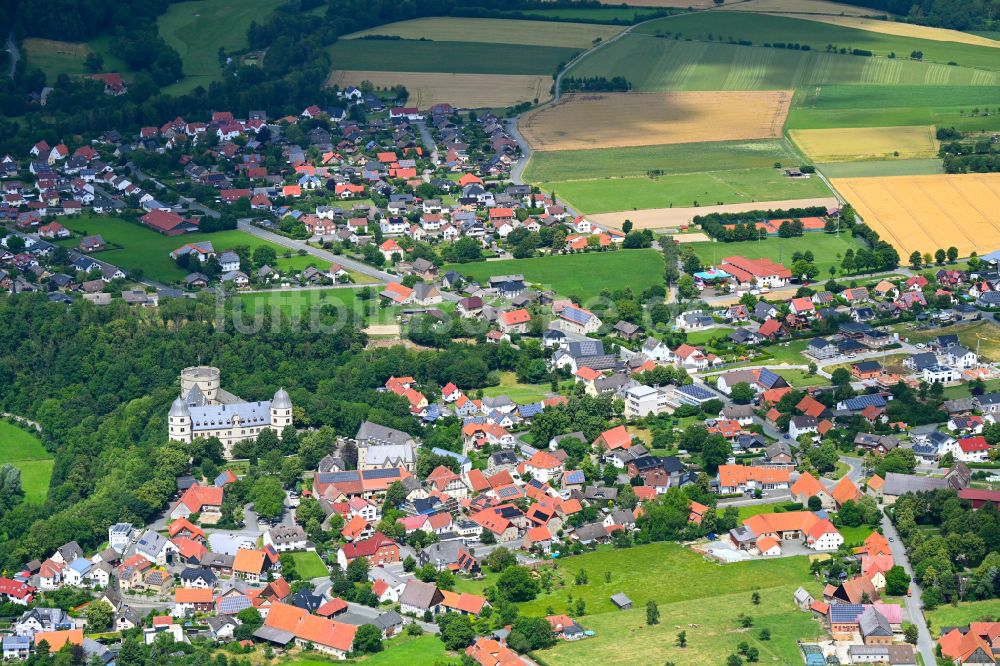 Wewelsburg von oben - Ortsansicht am Rande von landwirtschaftlichen Feldern in Wewelsburg im Bundesland Nordrhein-Westfalen, Deutschland