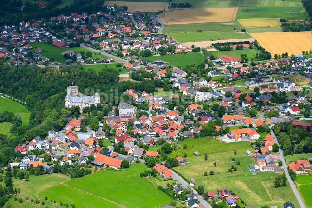 Wewelsburg aus der Vogelperspektive: Ortsansicht am Rande von landwirtschaftlichen Feldern in Wewelsburg im Bundesland Nordrhein-Westfalen, Deutschland