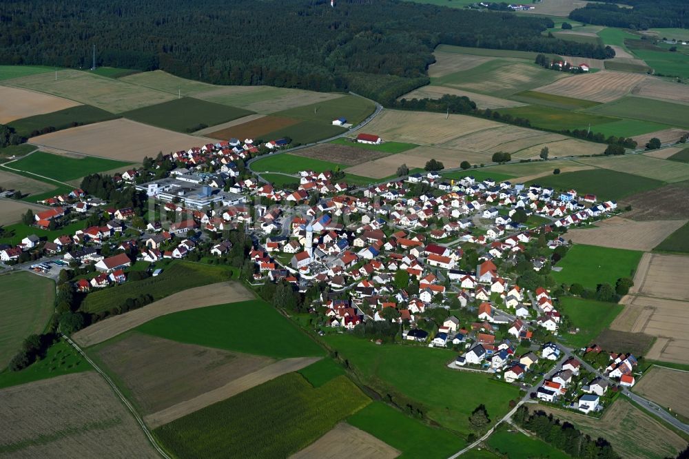 Wiedenzhausen aus der Vogelperspektive: Ortsansicht am Rande von landwirtschaftlichen Feldern in Wiedenzhausen im Bundesland Bayern, Deutschland