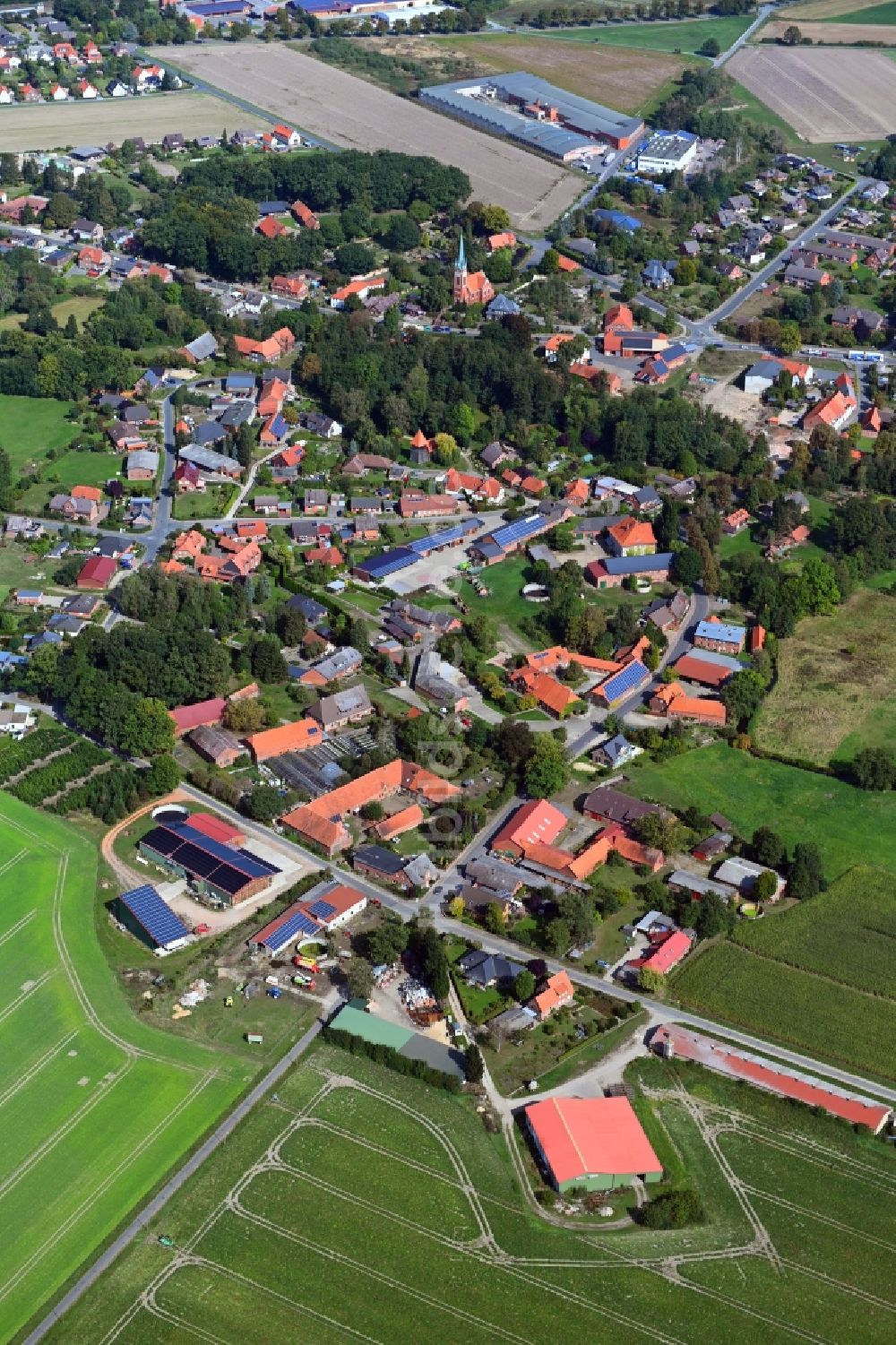 Luftaufnahme Wieren - Ortsansicht am Rande von landwirtschaftlichen Feldern in Wieren im Bundesland Niedersachsen, Deutschland