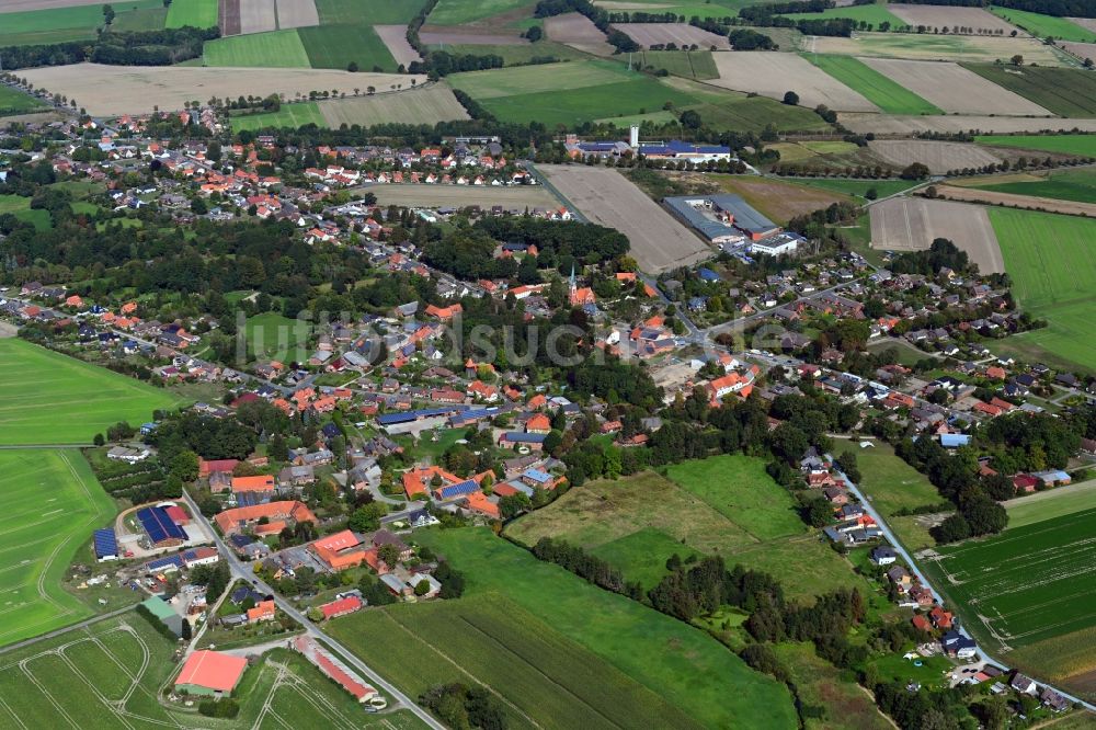 Wieren aus der Vogelperspektive: Ortsansicht am Rande von landwirtschaftlichen Feldern in Wieren im Bundesland Niedersachsen, Deutschland